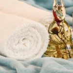 serviettes et huile pour massage en gros plan